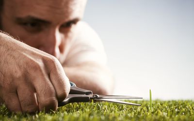 有肛门个性的男人在割草。