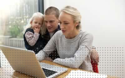 看笔记本电脑的家庭生活方式