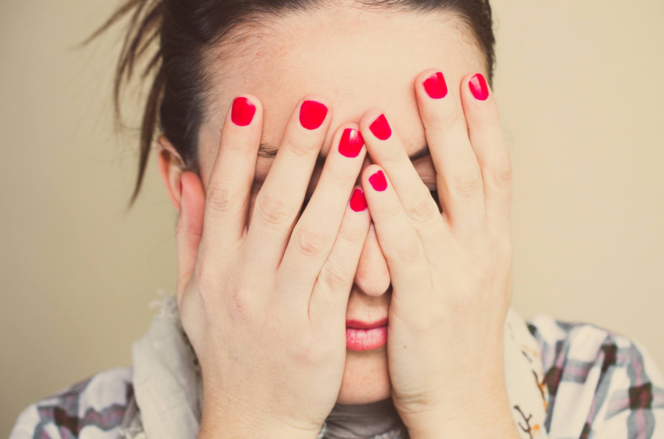 女子遮脸用双手