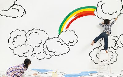 画在墙壁上的创造性的孩子