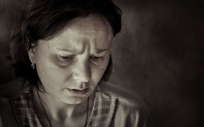 特写镜头惊呆了一个女人