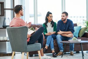 射击了两个年轻人和一个妇女在一个现代办公室讨论