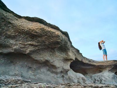 站在岩石上的女人