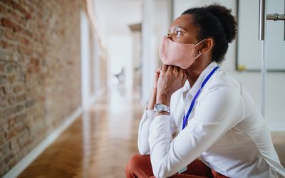 女商人戴着面具，看起来很紧张