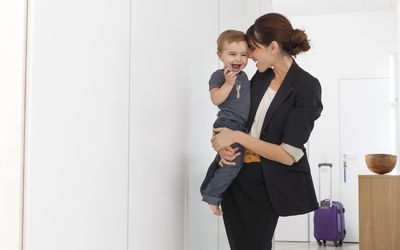 母亲出差回来了