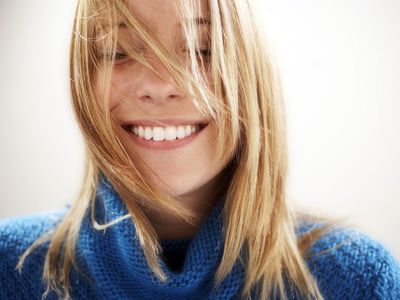 年轻女子，闭上眼睛画像