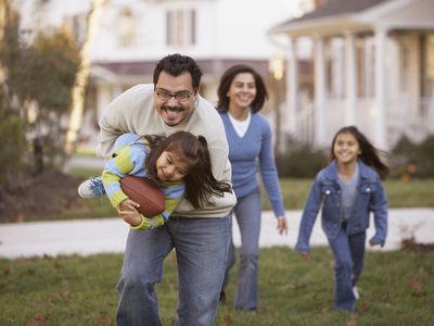 拉丁美洲家庭在外面玩