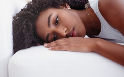 黑人女孩的肖像遭受孤独和抑郁