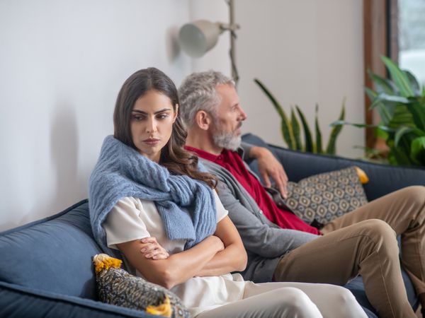年轻女子和大胡子男子坐在沙发上