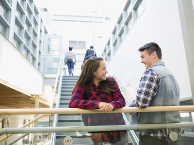 十几岁的男孩和女孩在购物中心