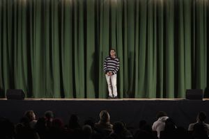 在高中舞台上表演的学生