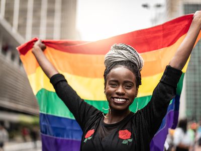 BIPOC的人举着骄傲的旗帜