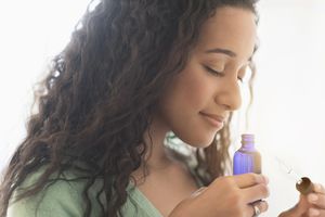 女人闻香薰精油瓶