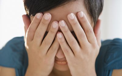 混血女子用手捂脸