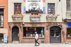 一个人走在傀儡旅馆前面装饰的骄傲装饰。