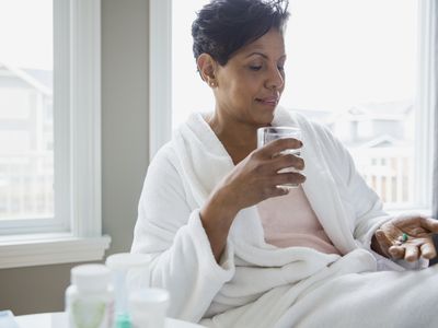 浴巾服用药物的妇女