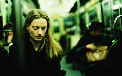 在地铁里看着地面的女人