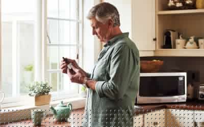 男子看着一瓶CBD油