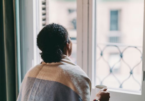 悲伤的女人看着窗外