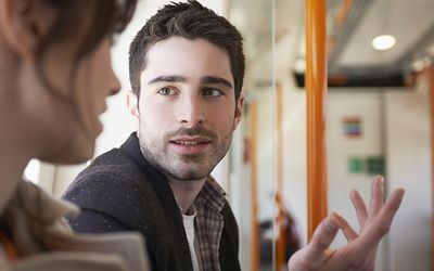 人谈话与妇女在火车