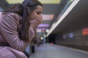 绝望的女士在地铁站遭受焦虑发作，感到无助
