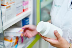 药剂师拿着药瓶和药盒