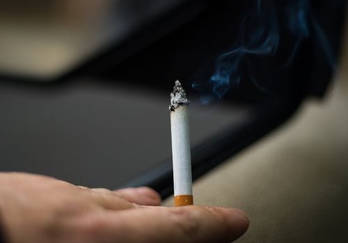播种的人抽烟的香烟的图象