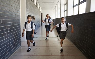 女孩们在暑假的最后一天离开学校。