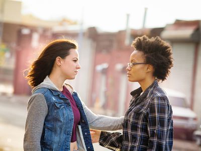 朋友们在街上玩得很开心