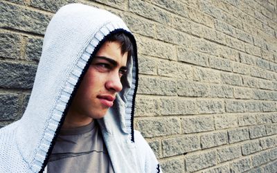 有许多因素,增加了青少年机会将变得暴力。