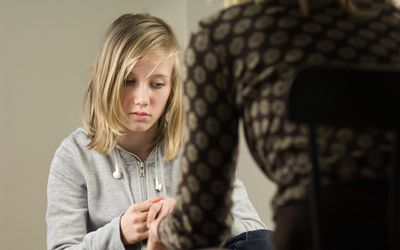 一个抑郁的青少年咨询。