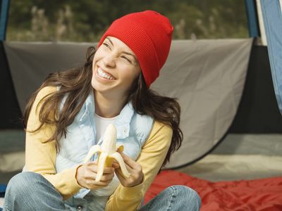 特写一个年轻的女人剥香蕉