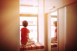 女孩坐看窗口的窗口位子