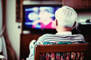 孤独的老人看电视的背影