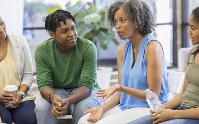 一个家庭与家庭治疗师的形象。