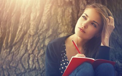 深刻的少妇在思想写作在杂志上反对树