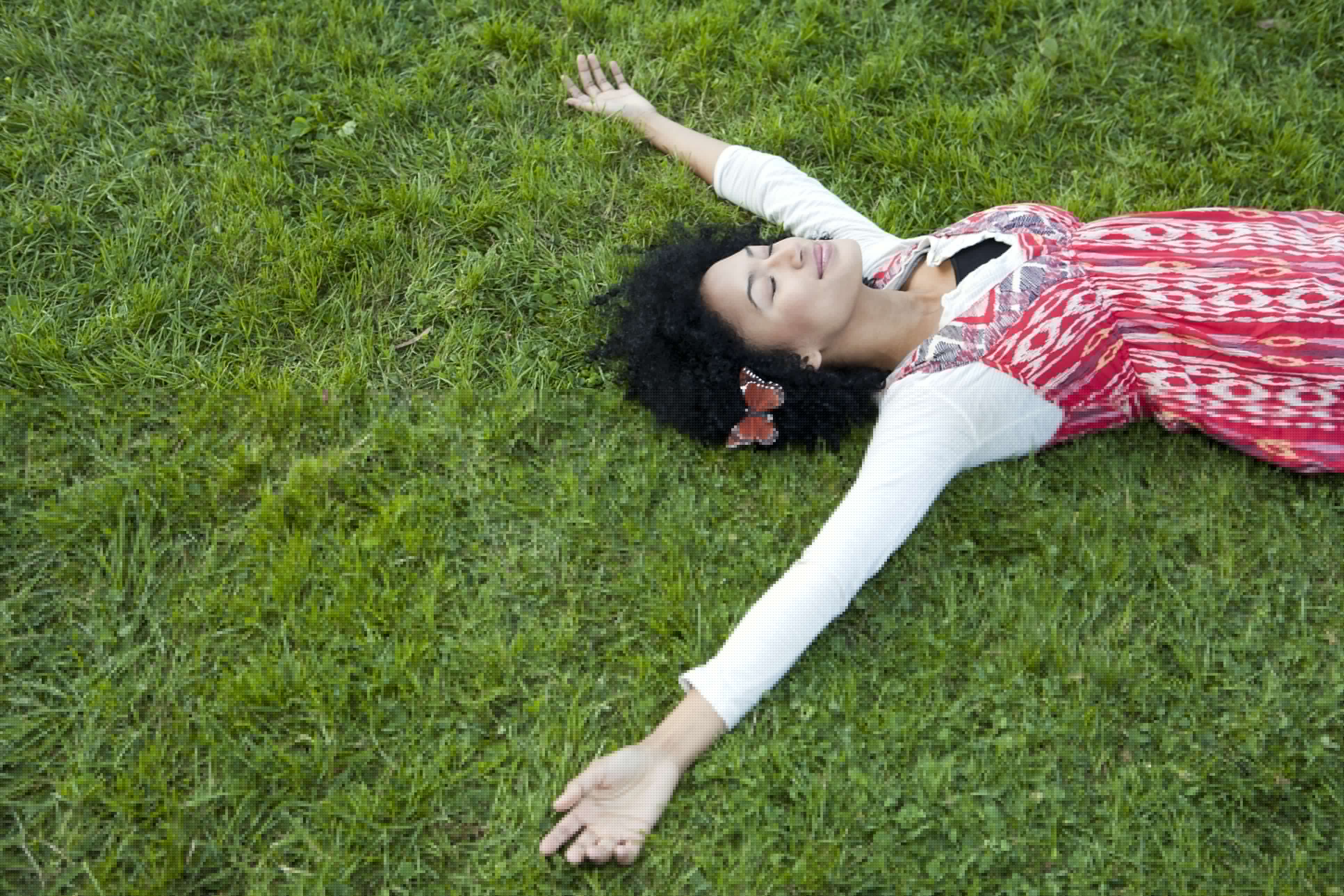 放松在草的妇女