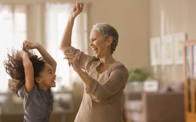 跳舞 - 祖母 - 女孩 -  happy-blend-images-kidstock.jpg