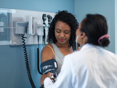 年轻女性与女性做医疗咨询ctor