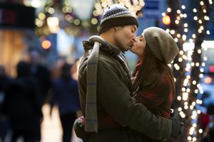 亲吻在晚上的夫妇