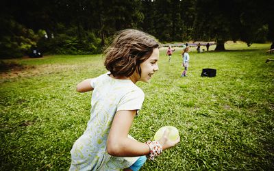 女孩通过实地运行与水气球