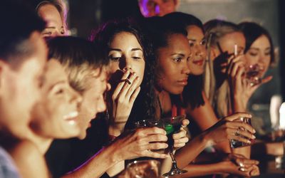 社会吸烟在派对上