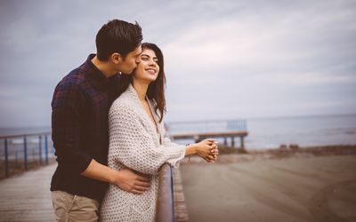 一个年轻人在码头上拥抱他的女朋友