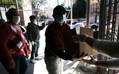 在大流行期间，在纽约市的一个教堂里，食物被分发给BIPOC居民。