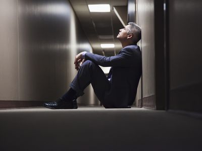 男人坐在地上，抬起头来