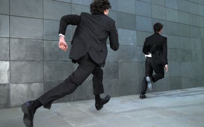 商人们互相追逐