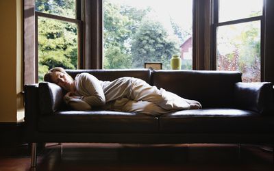 女人睡在沙发上