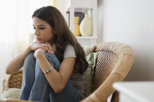 椅子的哀伤的少女“class=