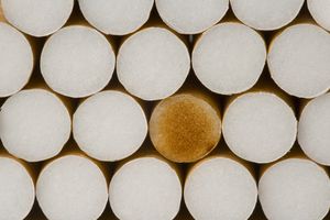 一堆香烟，一个有污渍的滤嘴