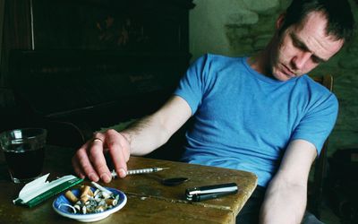 瘾君子拍摄海洛因